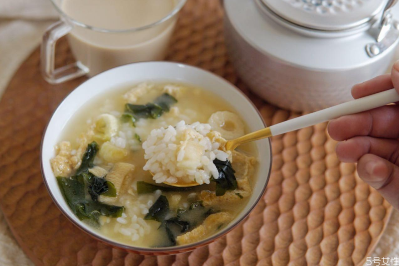 湯泡飯容易發胖嗎 湯泡飯的熱量