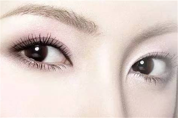 割雙眼皮和埋線(xiàn)的區(qū)別 割雙眼皮好還是埋線(xiàn)好