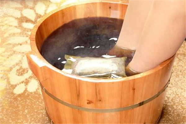 艾葉泡腳去體內濕氣嗎 艾葉泡腳的正確泡法