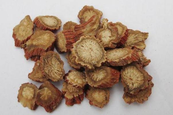 丹參孕婦可以吃嗎 丹參可以降血壓?jiǎn)?/h1>

時(shí)間：2021-06-24 11:52:26 編輯：5號(hào)網(wǎng)-jj 0
分享至：



 c_4(); 
丹參是一種市面上很常見的中藥材，而同時(shí)我們大家都知道丹參對(duì)我們的身體是有非常多的好處的，因此我們便來了解一下丹參孕婦可以吃嗎？丹參可以降血壓?jiǎn)幔?/p>丹參孕婦可以吃嗎孕婦是不可以吃丹參的。參是一種中藥材，具有活血調(diào)經(jīng)、去瘀止痛、涼血消癰的功效。丹參屬于活血的藥物，吃丹參可能會(huì)刺激子宮，促進(jìn)子宮收縮，從而引起胎動(dòng)不安，甚至流產(chǎn)。在懷孕期間，盡量不要吃中草藥類的食物，不僅是對(duì)孕婦，對(duì)胎兒都會(huì)有影響。孕婦在懷孕期間要注意飲食上多吃一些高蛋白優(yōu)質(zhì)蛋白的食物，多吃一些水果蔬菜，不要吸煙，不要飲酒，不要熬夜。建議懷孕期間，如果出現(xiàn)不適癥狀的話，不要擅自服用藥物，必須要在醫(yī)生指導(dǎo)下服用，對(duì)胎兒沒有影響或者影響極小的藥物，同時(shí)做好定期產(chǎn)檢。丹參可以降血壓?jiǎn)?/h3>丹參是一種中藥，具有擴(kuò)張血管、活血通絡(luò)、降低血脂的效果，能夠預(yù)防一些心腦血管的疾病，高血壓病的患者吃一些丹參泡水可以輔助控制血壓。在生活中高血壓病的患者，需要定期監(jiān)測(cè)血壓，觀察血壓是否控制平穩(wěn)，如果血壓出現(xiàn)明顯的波動(dòng)，需要及時(shí)到醫(yī)院就診，在醫(yī)生的指導(dǎo)下，選擇適合的方法控制血壓，如果服用降壓藥后血壓仍然偏高，可以調(diào)整降壓藥的劑量或種類控制血壓。長(zhǎng)時(shí)間血壓偏高，會(huì)導(dǎo)致出現(xiàn)一些心腦血管的并發(fā)癥，例如腦梗塞、腦出血、心力衰竭、腎功能損害、視網(wǎng)膜動(dòng)脈硬化等，需要盡量避免出現(xiàn)這些嚴(yán)重的并發(fā)癥。丹參可以治療腦梗嗎腦梗病人吃丹參有效，丹參是一味中藥，主要作用能夠起到活血去淤以及養(yǎng)血安神的作用。丹參里面含有丹參酮，能夠起到一定的擴(kuò)血管作用，腦梗的病人應(yīng)用丹參之后，能夠起到擴(kuò)血管、改善腦血循環(huán)，可以加強(qiáng)側(cè)支循環(huán)的作用，所以對(duì)于腦梗的病人可以吃丹參，而且吃丹參是有用的。對(duì)于腦梗急性期，還可以給予病人靜脈應(yīng)用活血化瘀含有丹參成分的藥，臨床上常用的有丹參川芎嗪注射液、丹紅注射液，目前還可以用注射用血栓通等。對(duì)于腦梗過了急性期，還可以給予病人口服含有丹參的中成藥，常用的有復(fù)方丹參片以及復(fù)方地龍膠囊，還可以配合逐瘀通脈膠囊，同時(shí)配合抗血小板的藥物進(jìn)行預(yù)防。丹參可以和什么一起泡水喝1、丹參和山楂。食用丹參的話在平時(shí)生活中可以將丹參和山楂一起烹制食用，因?yàn)榈⒑蜕介际菍儆诤芎玫谋Ｗo(hù)我們心血管的食物。2、丹參和三七。丹參和三七也是屬于一種營(yíng)養(yǎng)物質(zhì)含量極為豐富的一種食材，在平時(shí)生活中食用丹參的時(shí)候可以將其和三七一起食用，將丹參和三七一起研磨成粉狀物質(zhì)知乎將其用來泡水飲用，有著很好的止痛的作用。3、丹參和綠茶。丹參在平時(shí)生活中的話也可以將其和綠茶一起烹制食用，因?yàn)榈⒑途G茶的話甌都市屬于一種很好的降血壓的作用。4、丹參和枸杞。丹參在生活中的話也可以將其和枸杞一起食用，因?yàn)榈⒑丸坭降脑挾际菍儆谝环N營(yíng)養(yǎng)物質(zhì)含量極為豐富的一種食材，在平時(shí)生活中的話將丹參和枸杞一起食用的話有著很好的養(yǎng)腎補(bǔ)肝的作用。 

 b_4(); 


丹參對(duì)高血壓的功效與作用 丹參對(duì)心臟有什么好處
下一篇:很抱歉沒有了

網(wǎng)站首頁(yè)
返回欄目


相關(guān)文章

1丹參對(duì)高血壓的功效與作用 丹參對(duì)心臟有什么好處浏览:3468 2丹參有降血壓的作用嗎 丹參要怎么食用浏览:1万+ 1丹參的功效與作用 丹參的副作用 2丹參加黃芪的功效與作用 丹參加黃芪一起泡有什么功效 3丹參可以長(zhǎng)期泡水喝嗎 丹參長(zhǎng)期泡水喝有副作用嗎 4丹參酮膠囊去痘好嗎 丹參酮膠囊去痘要多久 5丹參酮膠囊是激素藥嗎 丹參酮膠囊副作用 6丹參滴丸和丹參片有什么區(qū)別 丹參滴丸和丹參片一樣嗎 


熱門文章


針灸一次要扎多長(zhǎng)時(shí)間？針灸可以幾天做一次？刮痧板每天刮臉好嗎？刮痧板刮臉后要洗臉嗎 

針灸的功效與作用價(jià)值及其禁忌注意事項(xiàng)靈芝不適合什么人吃 食用靈芝的四大禁忌膏肓的準(zhǔn)確位置圖 膏肓穴痛跟什么有關(guān)膝蓋能拔罐嗎？膝蓋疼可以拔罐嗎？花椒不適合哪些人泡腳？女人用花椒水泡腳好嗎艾灸貼有用嗎?艾灸貼貼肚臍的功效頭痛可以在額頭上拔火罐嗎？額頭上拔火罐有什么好處？針灸可以天天扎嗎？針灸可以每天扎嗎艾灸多久做一次？艾灸一次多長(zhǎng)時(shí)間為好揪痧是什么？揪痧的好處有哪些？教你如何看生命線長(zhǎng)短揪痧和刮痧哪個(gè)效果比較好？揪痧和刮痧的區(qū)別？ 


5H跟帖 
















網(wǎng)友評(píng)論僅供其表達(dá)個(gè)人看法，并不表明5h立場(chǎng)。





		var mydate = new Date();
		var year = mydate.getFullYear();
		var month = mydate.getMonth();
		var day = mydate.getDate()
		var nowdate = year+"-"+month+"-"+day
		
		$("#imageField").click(function(){
			var commentcont = $(".comment-text").val();
			if($(".comment-text").val()==""){
				alert("您沒什么話要說嗎？");
			}else{
				var data = {
					nomember:1,
					saytext:commentcont,
					id : $("#id").attr("value"),
					ecmsfrom : $("#ecmsfrom").attr("value"),
					classid : $("#classid").attr("value"),
					enews : $("#enews").attr("value"),
					repid : $("#repid").attr("value")
				};				
				$.ajax({
					type: "POST",
					url: "/e/pl/doaction.php",
					data: data,
					dataType:'text',
					success: function(msg){
						$(".comment-text").val("");
						$(".comment-body").prepend('<li><div   id="7rdpzrj"   class="combd-title"><span id="xp7vhlf"    class="title">本站網(wǎng)友:匿名</span><span id="7pzlvlr"    class="time">'+nowdate+'</span></div><p class="combd-bd">'+commentcont+'</p></li>')
					}
				});
			}	
		})	
	
 
