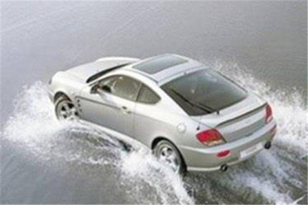 北京駕車涉水被困2人遇難 汽車涉水時(shí)應(yīng)該怎樣通過