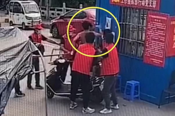 警方通報男子闖卡與志愿者發生沖突 防疫卡點主要負責什么