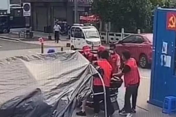 警方通報男子闖卡與志愿者發生沖突 防疫卡點主要負責什么