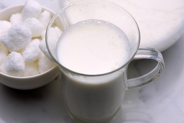 兒童牛奶和成人牛奶有啥區別 兒童牛奶和純牛奶哪個好