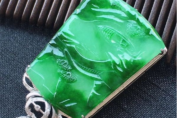 翡翠吊墜會變色嗎 翡翠吊墜怎么保養