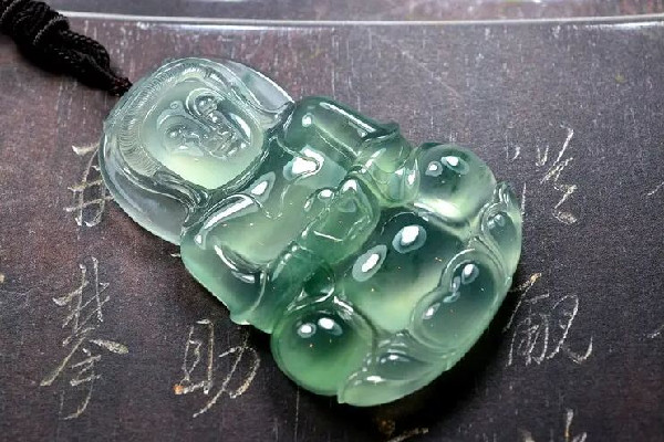 翡翠吊墜會變色嗎 翡翠吊墜怎么保養