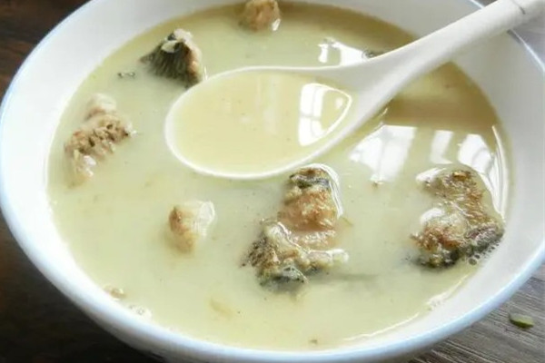 鯽魚湯和豬蹄湯哪個下奶效果好 鯽魚湯的營養在肉里還是在湯里