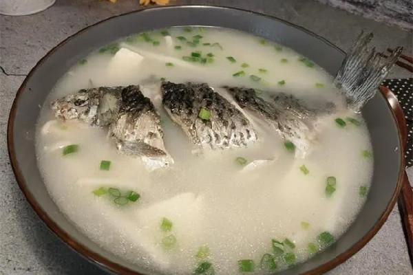 鯽魚湯和豬蹄湯哪個下奶效果好 鯽魚湯的營養在肉里還是在湯里