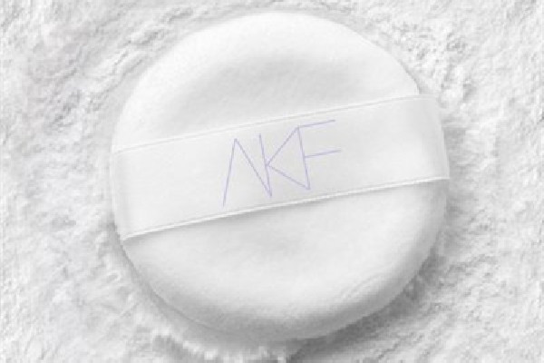 akf散粉紫色和鐳射有什么區別 akf散粉會暗沉嗎
