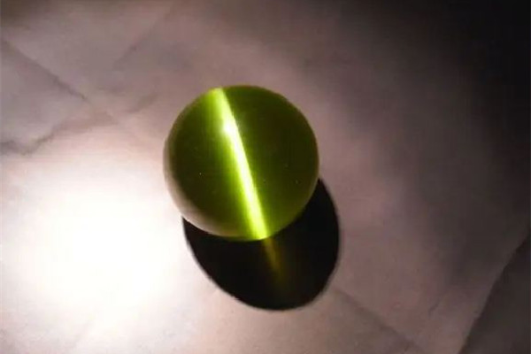 貓眼石和水晶的區別 貓眼石和瑪瑙哪個好