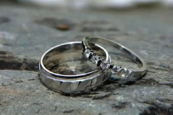 婚戒的由來(lái)與意義 婚戒可以提前買提前戴嗎