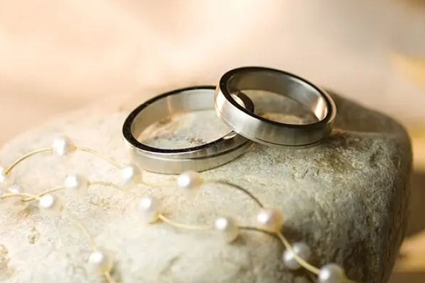 婚戒一般買多少錢合適 婚戒買什么材質的好