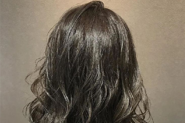 燙頭發后頭屑多是什么原因 燙頭發后為什么總是掉頭發