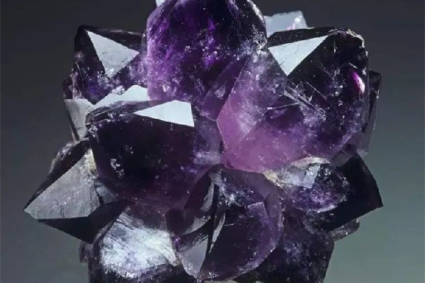 紫水晶會曬褪色嗎 紫水晶可以在晚上發光嗎
