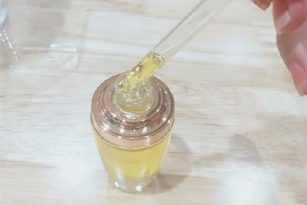 山茶花精油有涂抹燙傷的作用嗎 山茶花精油可以抹頭發嗎