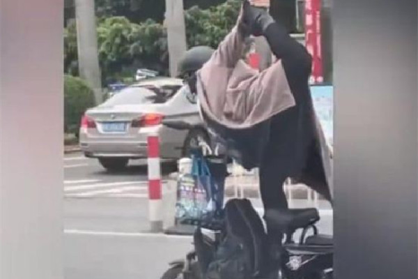 女子“練瑜伽”式騎車驚呆路人 瑜伽什么環境比較好