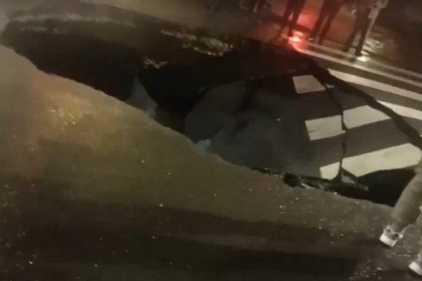 合肥一路面發生塌陷有人騎車墜入 地面塌陷什么原因造成的