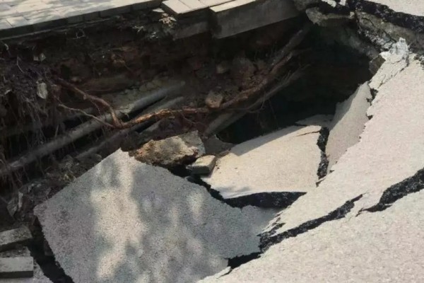 合肥一路面發生塌陷有人騎車墜入 地面塌陷什么原因造成的