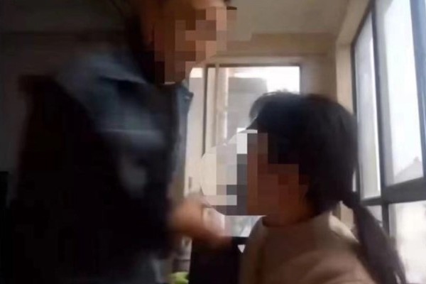 女教師上網課時遭家暴警方回應 家暴屬于故意傷害罪嗎