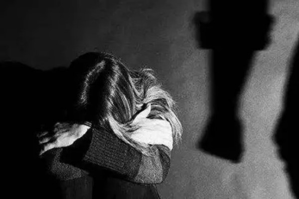 女教師上網課時遭家暴警方回應 家暴屬于故意傷害罪嗎