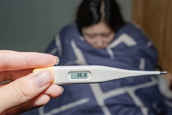 男子發燒近40度床上印出人形汗印 發燒40度怎么退燒快