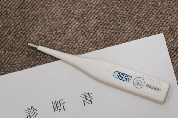 一家五口感染新冠兒子燒出陰陽臉 發燒用電子溫度計準嗎