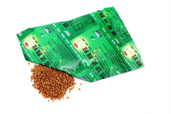 999感冒靈顆粒對(duì)喉嚨痛有用嗎 999感冒靈顆?？梢跃徑饪人詥?></p><h3>999感冒靈顆?？梢跃徑饪人詥?/h3><p>999感冒靈顆?？梢灾委煾忻耙鸬目人?，它主要的作用是清熱、解毒、鎮(zhèn)痛，常用于治療感冒引起的頭痛、發(fā)熱、鼻塞、流鼻涕、咽喉腫痛?？人允菣C(jī)體的一個(gè)自主防御機(jī)制，上呼吸道粘膜炎癥感染會(huì)導(dǎo)致分泌物增多，影響了呼吸道的通暢，就會(huì)刺激機(jī)體引起咳嗽反應(yīng)，產(chǎn)生咳嗽的動(dòng)作，所以只要是上呼吸道感染引起的咳嗽，999感冒靈都有一定療效。</p><p style=