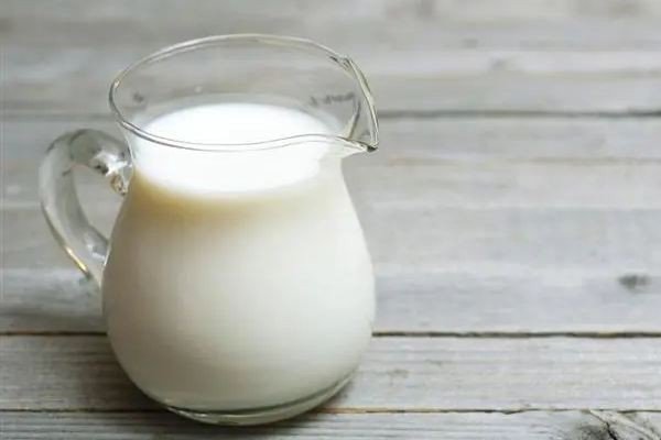 全脂牛奶結塊是正常現象嗎 全脂牛奶結塊可以喝嗎
