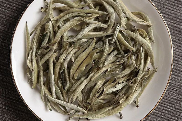白毫銀針泡出來的顏色發紅正常嗎 白毫銀針泡多久出湯