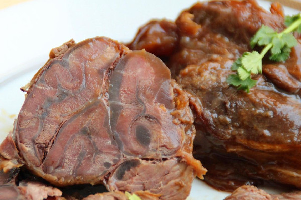 醬牛肉有綠色熒光是怎么回事 醬牛肉發綠光還能吃嗎