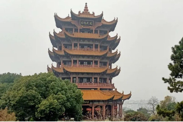 乘客出地鐵黃鶴樓站的統一姿勢 黃鶴樓有多少年的歷史