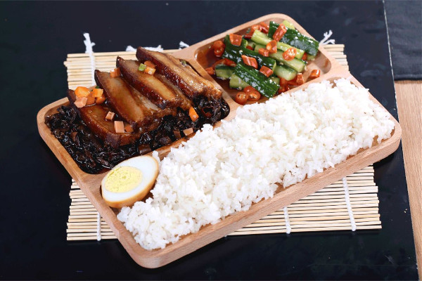 女子帶孩子吃飯故意往菜里扔頭發 在外吃飯吃到頭發怎么賠償