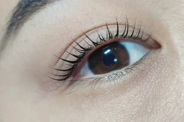 女生用發卡燙睫毛眼球燙個泡 燙睫毛對睫毛傷害大嗎