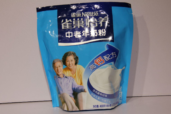 老年奶粉和純牛奶哪個營養好 老年奶粉和蛋白粉可以一起沖嗎