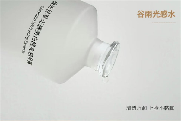 油皮救星！谷雨光感水擊退油光暗沉，養出通透發光肌